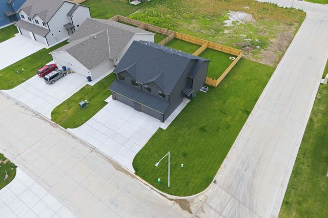707 E Briarbrook Ln, Park City, KS 67147