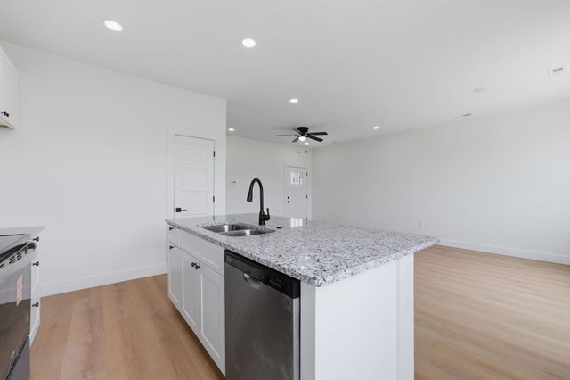 707 E Briarbrook Ln, Park City, KS 67147
