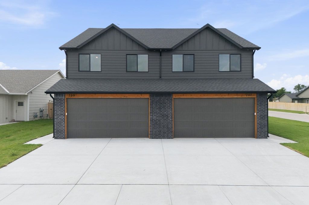 707 E Briarbrook Ln, Park City, KS 67147