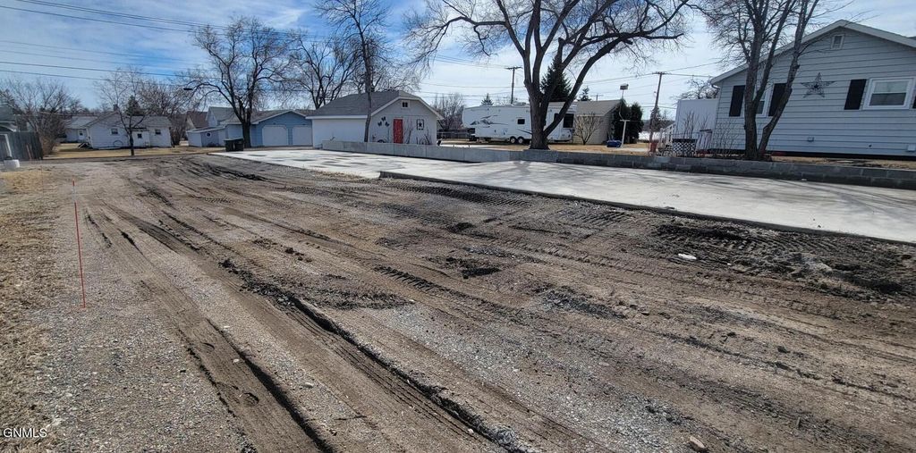 1009 8th Avenue SE, Jamestown, ND 58401 photo 2