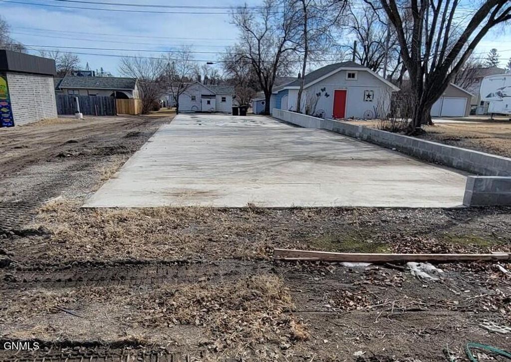 1009 8th Avenue SE, Jamestown, ND 58401 photo 3