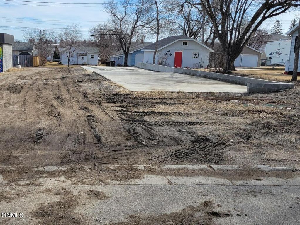 1009 8th Avenue SE, Jamestown, ND 58401 photo 4