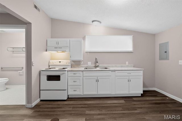 7809 Ellington Drive, St Louis, MO 63121