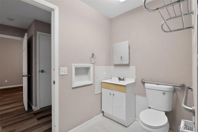 7809 Ellington Drive, St Louis, MO 63121