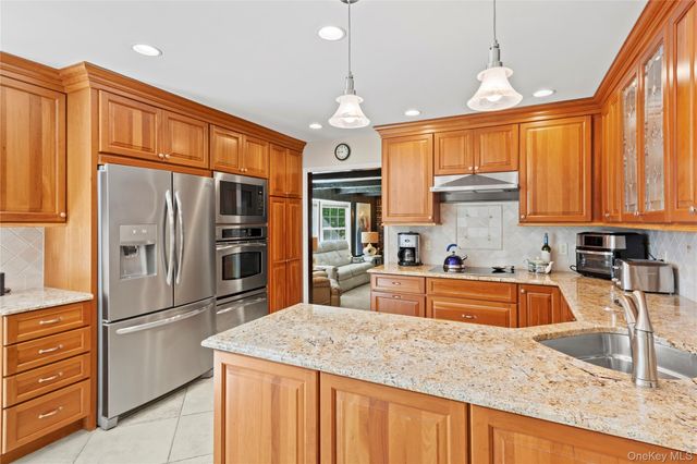 12 Deer Path, Port Jefferson, NY 11777