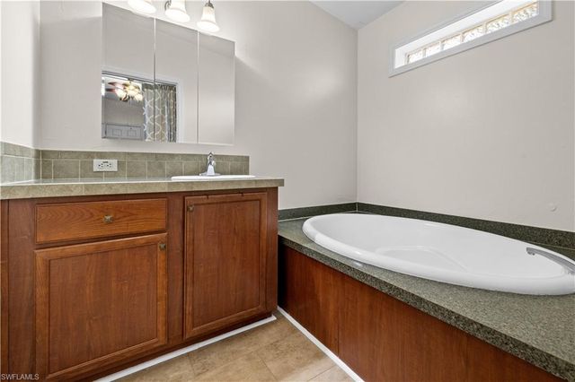 125 NE 11th PL, Cape Coral, FL 33909