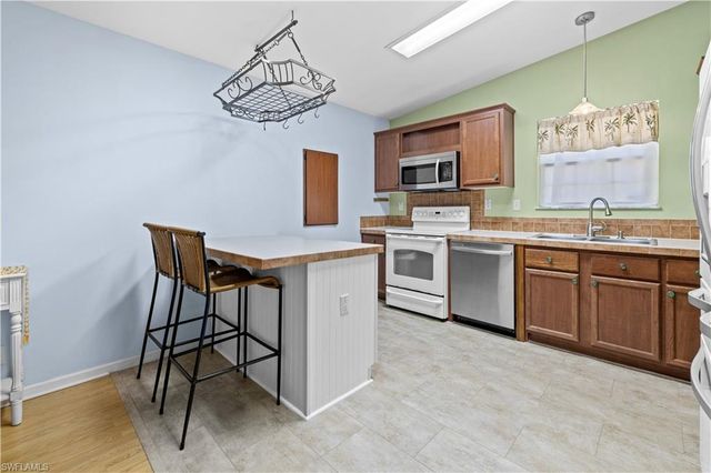 125 NE 11th PL, Cape Coral, FL 33909