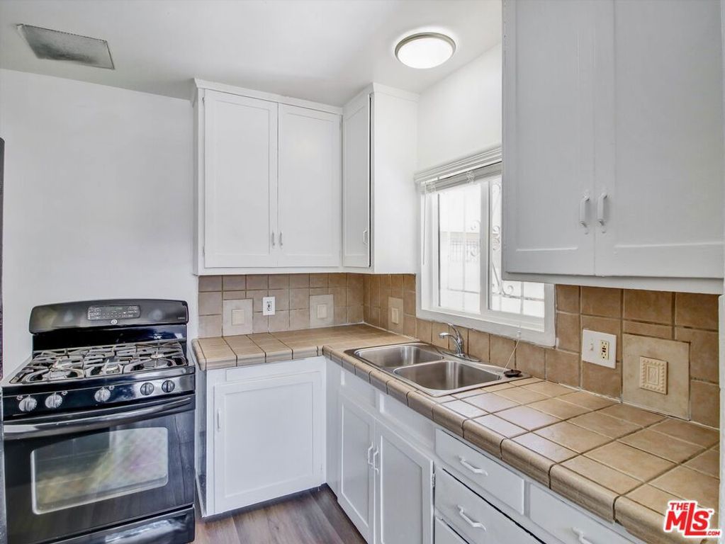 Image 24 of property listing at 3663 S Victoria Avenue, Los Angeles, CA 90016