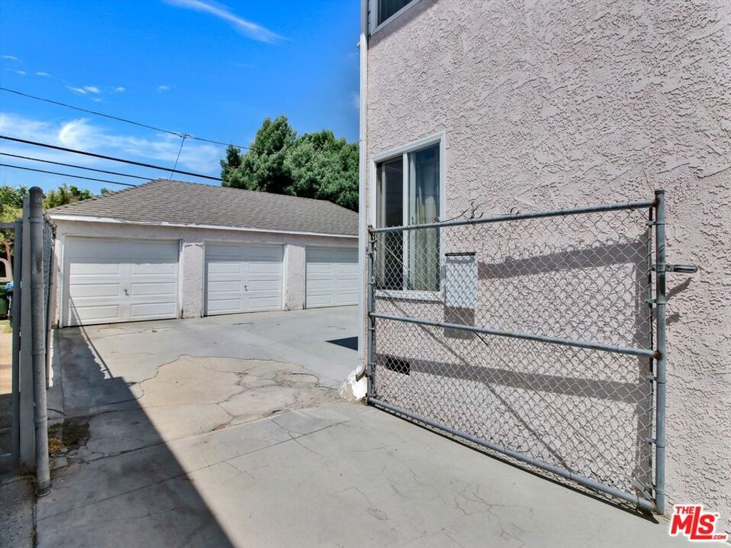 Image 6 of property listing at 3663 S Victoria Avenue, Los Angeles, CA 90016