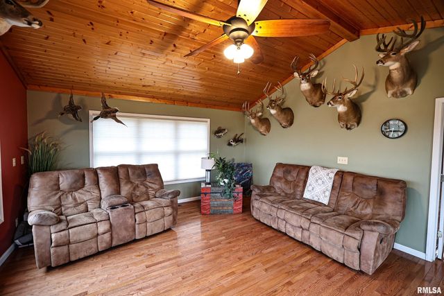 24080 287th Avenue, Barry, IL 62312