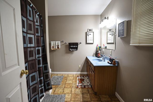 24080 287th Avenue, Barry, IL 62312