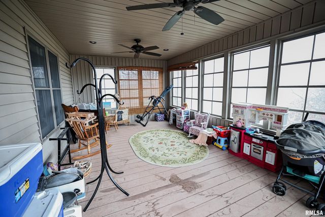 24080 287th Avenue, Barry, IL 62312