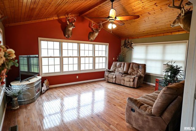 24080 287th Avenue, Barry, IL 62312