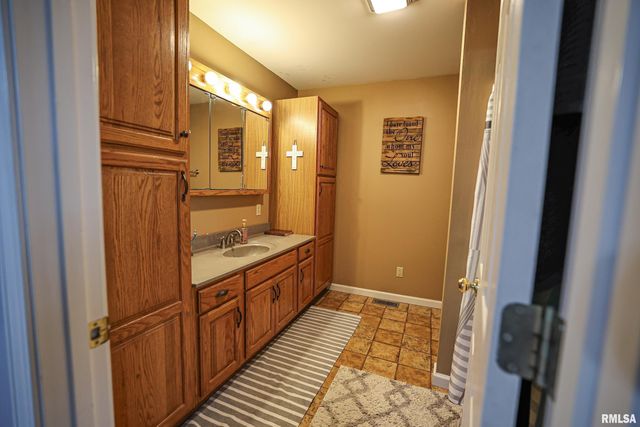 24080 287th Avenue, Barry, IL 62312