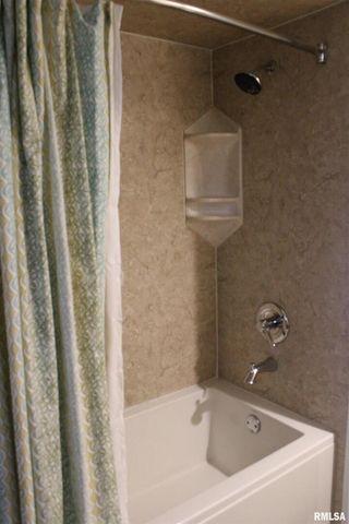 3542 Cedarview Ct Court 3542, Bettendorf, IA 52722