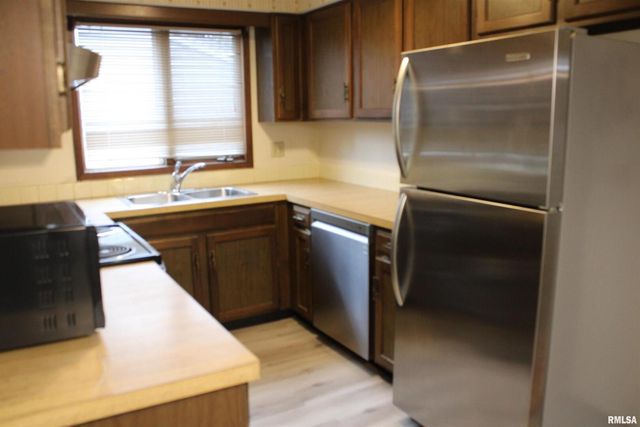 3542 Cedarview Ct Court 3542, Bettendorf, IA 52722