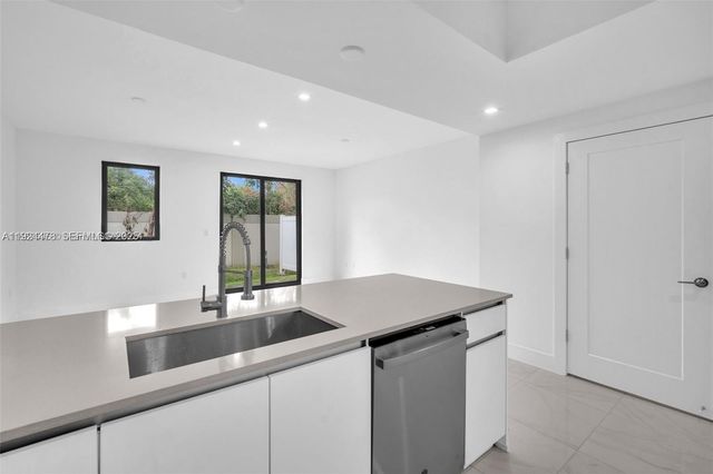 4181 N Oak Pl, Dania Beach, FL 33314