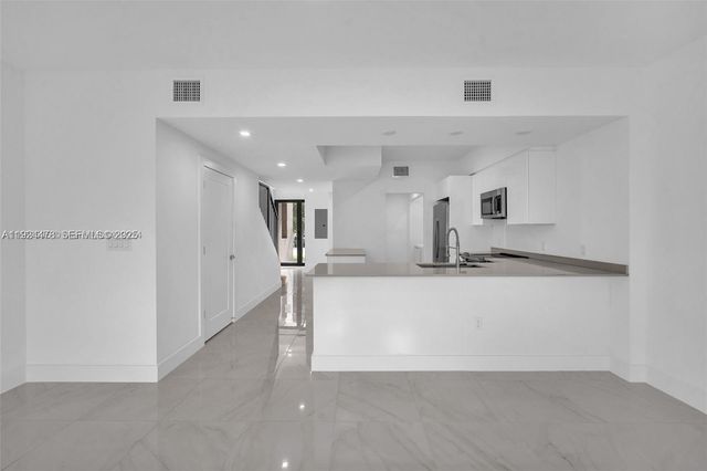 4181 N Oak Pl, Dania Beach, FL 33314