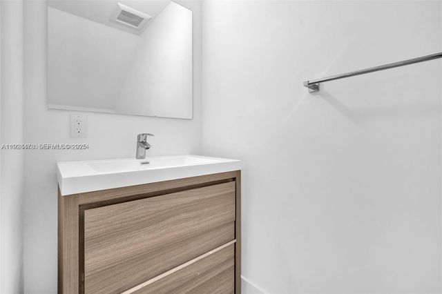 4181 N Oak Pl, Dania Beach, FL 33314