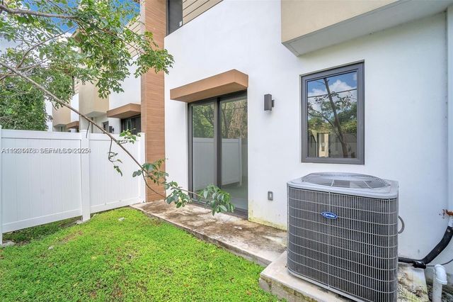 4181 N Oak Pl, Dania Beach, FL 33314