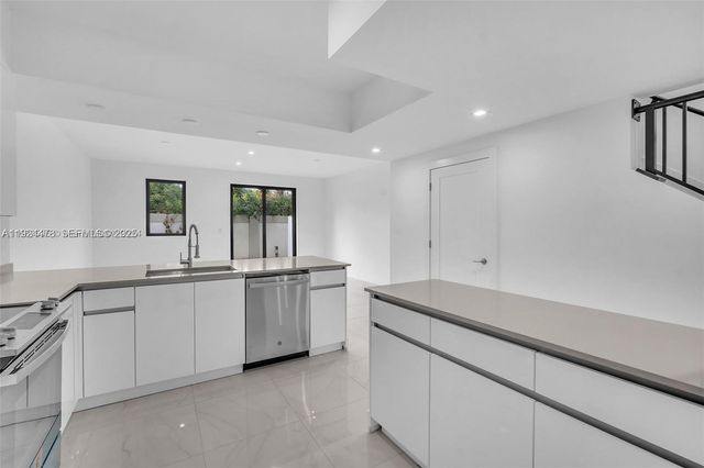 4181 N Oak Pl, Dania Beach, FL 33314