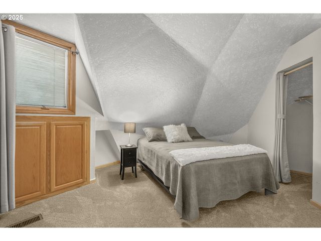 22690 S SPRINGWATER Rd, Estacada, OR 97023