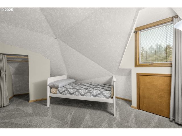 22690 S SPRINGWATER Rd, Estacada, OR 97023