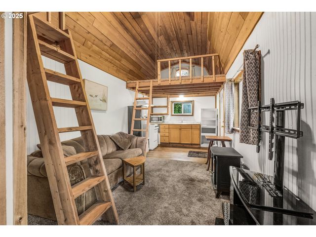 22690 S SPRINGWATER Rd, Estacada, OR 97023