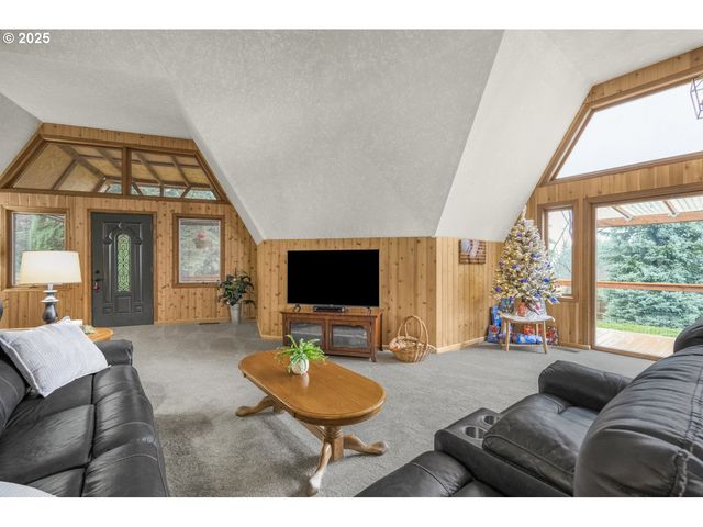 22690 S SPRINGWATER Rd, Estacada, OR 97023