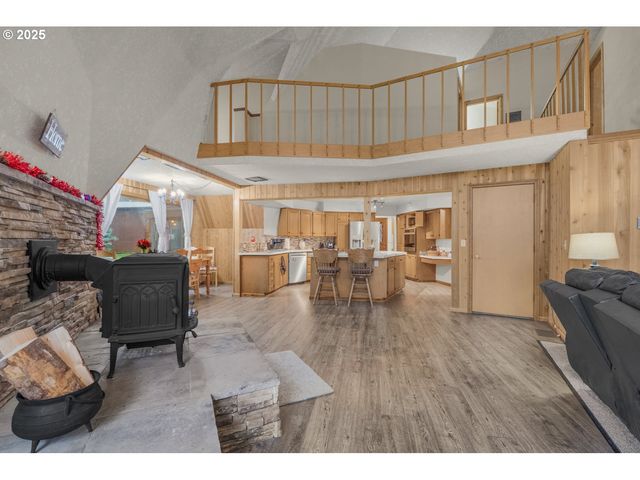 22690 S SPRINGWATER Rd, Estacada, OR 97023