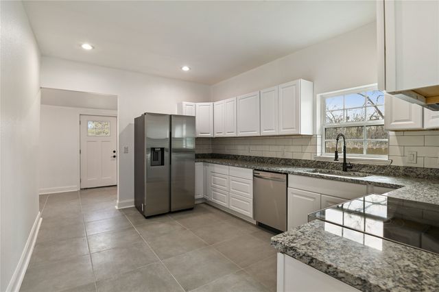 1106 W Chestnut Street, Denison, TX 75020