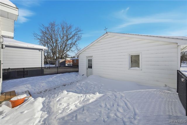 37 Richmond Avenue, Lancaster, NY 14086