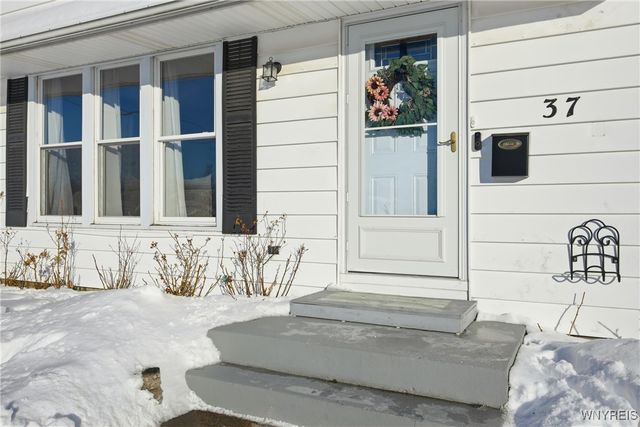 37 Richmond Avenue, Lancaster, NY 14086