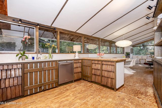 1103 Le Voyageur Drive, Ocean Springs, MS 39564