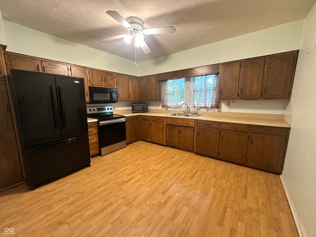 1069 W Railroad Street, Fountaintown, IN 46130