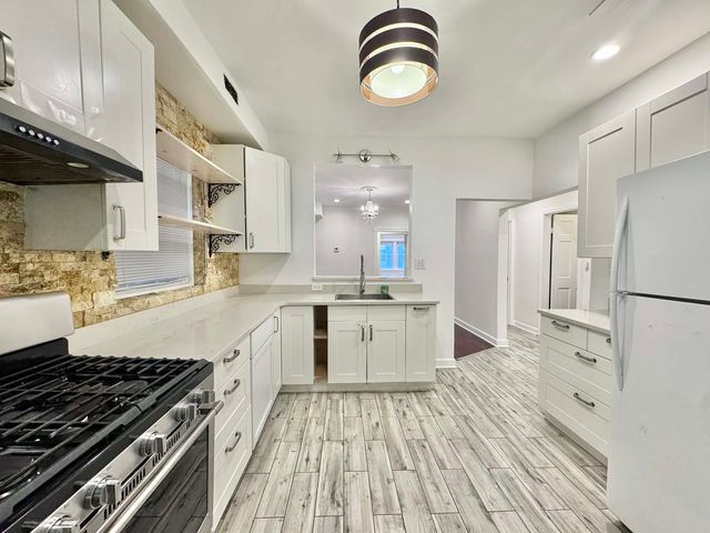 6228 N Artesian Avenue, Chicago, IL 60659