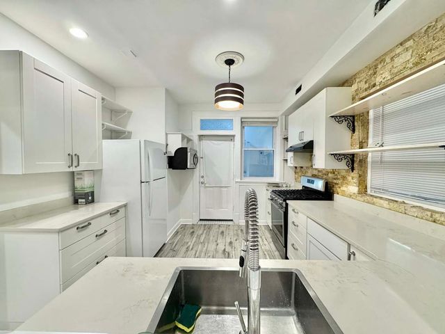 6228 N Artesian Avenue, Chicago, IL 60659