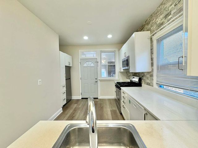 6228 N Artesian Avenue, Chicago, IL 60659