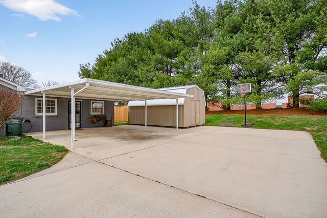 212 Oakland Dr, Sparta, TN 38583