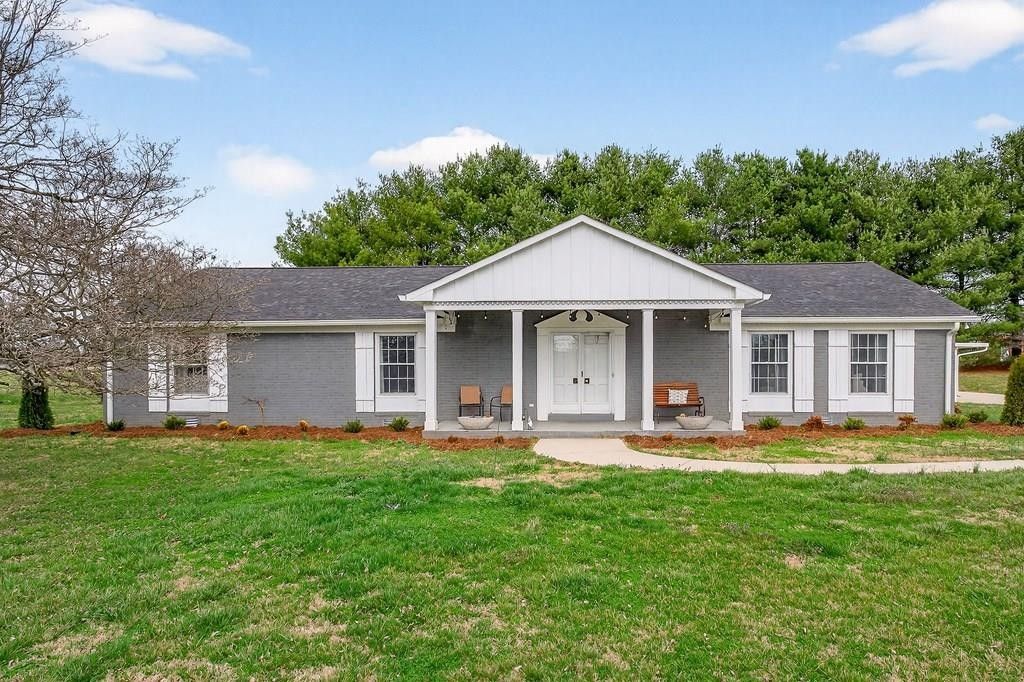 212 Oakland Dr, Sparta, TN 38583