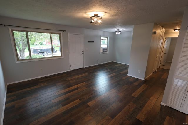 1940 Renfrew Drive, South Bend, IN 46614
