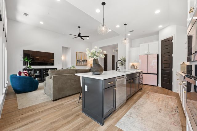6213 Hilltop Plateau DR, Austin, TX 78738