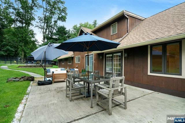 15 Candlestick Lane, Upper Saddle River, NJ 07458