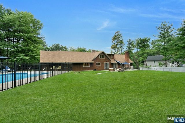 15 Candlestick Lane, Upper Saddle River, NJ 07458