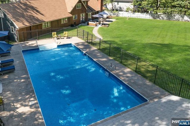 15 Candlestick Lane, Upper Saddle River, NJ 07458