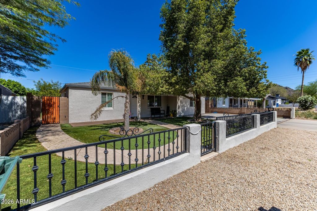 1136 E SUNNYSLOPE Lane, Phoenix, AZ 85020