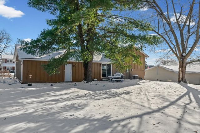 411 Weathering Drive, Mahomet, IL 61853