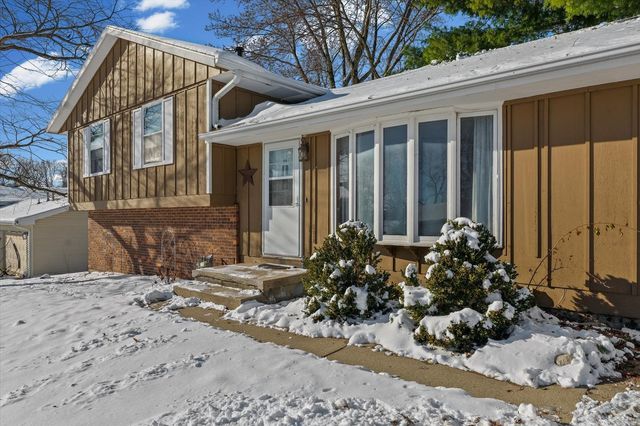 411 Weathering Drive, Mahomet, IL 61853