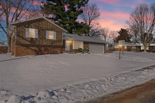 411 Weathering Drive, Mahomet, IL 61853