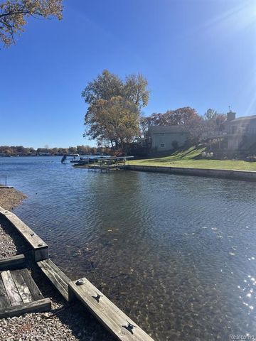 3284 Schoolhouse Drive, Waterford, MI 48329